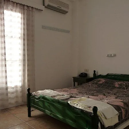 Hotel Armadoros / Backpackers 2*