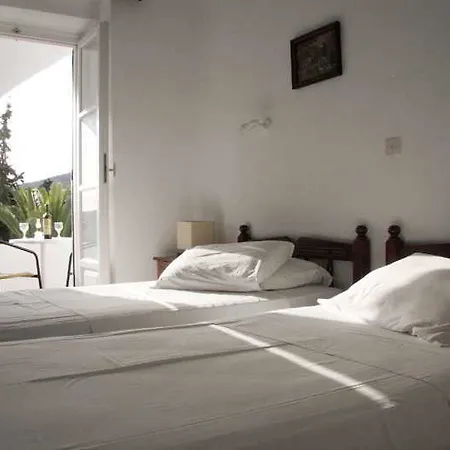 Hotel Armadoros / Backpackers 2*