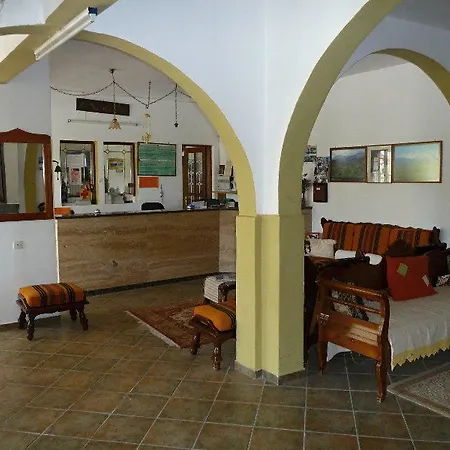 Armadoros / Backpackers إيوس خورا