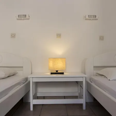 Armadoros / Backpackers Hotel Ios