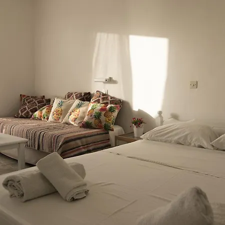 Armadoros / Backpackers Hotell