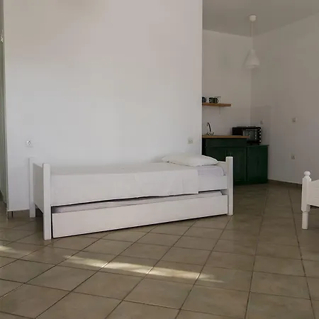Armadoros / Backpackers Hotel Ios