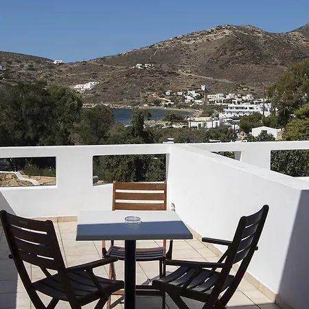 Armadoros / Backpackers Hotel Ios