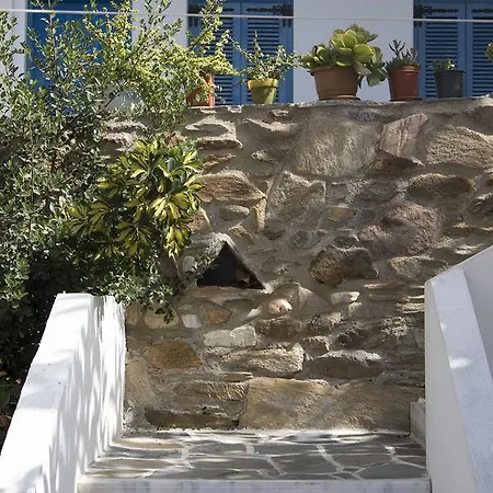 Armadoros / Backpackers Hotel