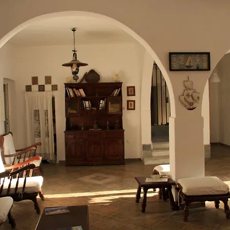 Armadoros / Backpackers Hotel