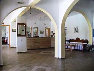 Hotel Armadoros / Backpackers 2*