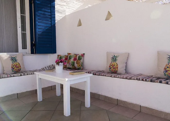 Armadoros / Backpackers Hotel