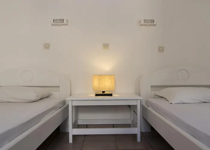 Armadoros / Backpackers Hotel Ios