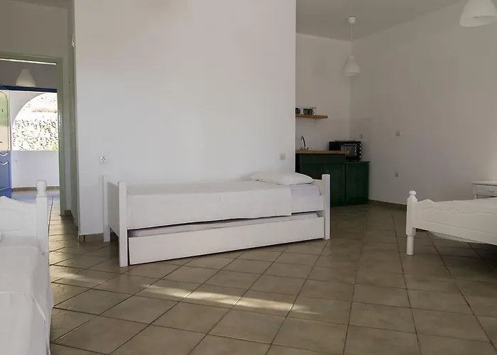 Armadoros / Backpackers Hotel Ios