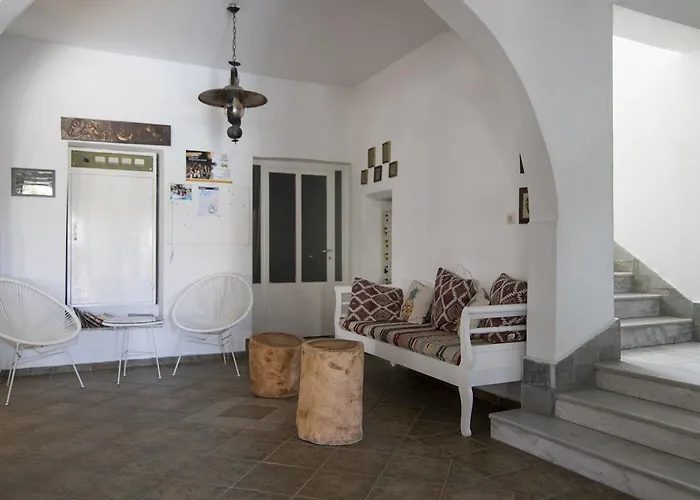 Armadoros / Backpackers Hotel