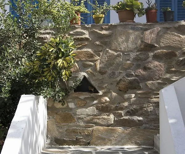 Armadoros / Backpackers Hotel